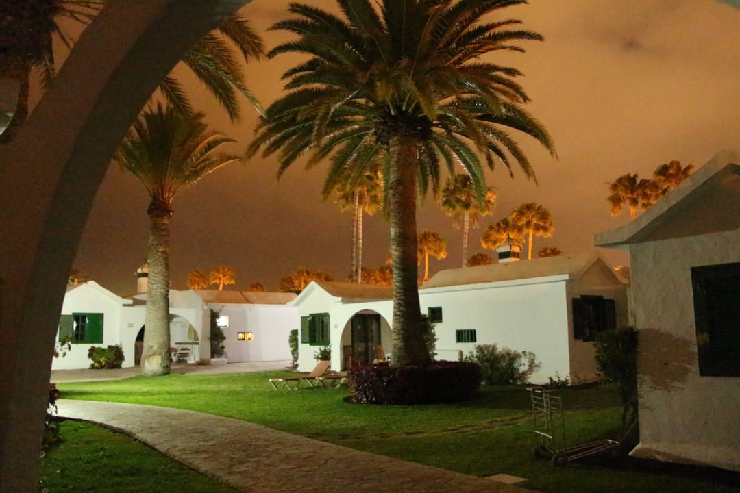 Bungalows at night Club Maspalomas Suites & SPA
