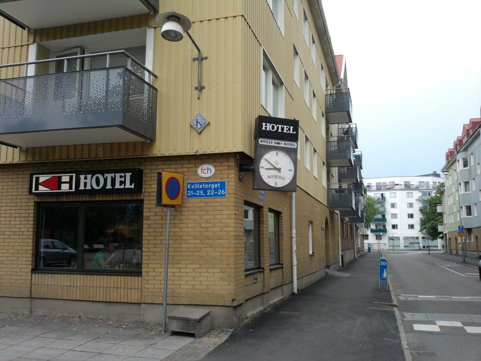 Fassade des Hotels und Stadtviertel Hostel Snoozemore