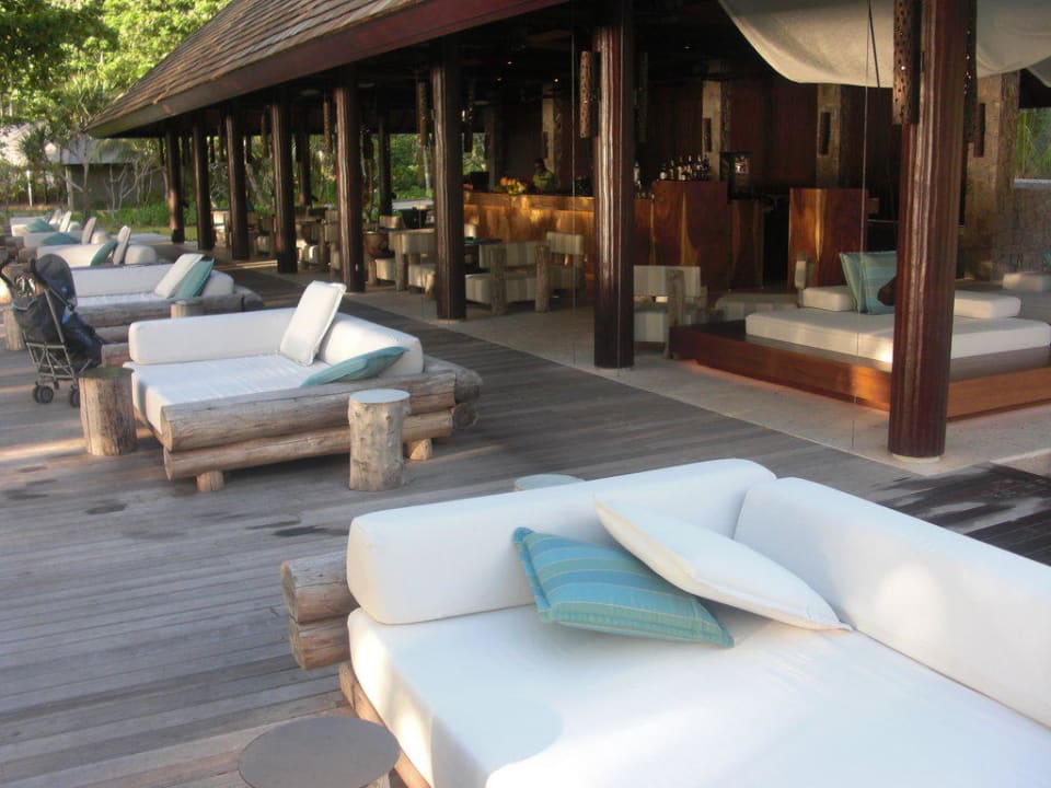 Lounge-Möbel an "Kannel"-Strandbar Four Seasons Resort Seychelles