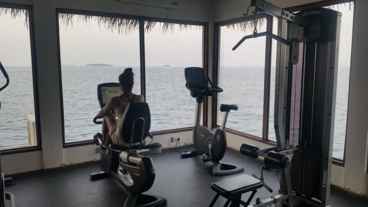 Fitnessstudio mit herrlichem Ausblick auf Maafushi Machchafushi Island Resort & Spa Maldives, The Centara Collection