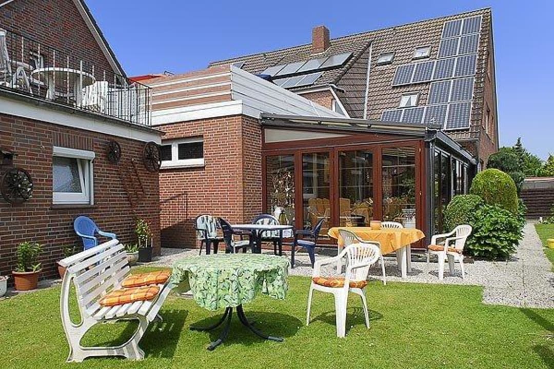 Blick vom Garten auf Wintergarten und Dachterass Pension Nordlicht