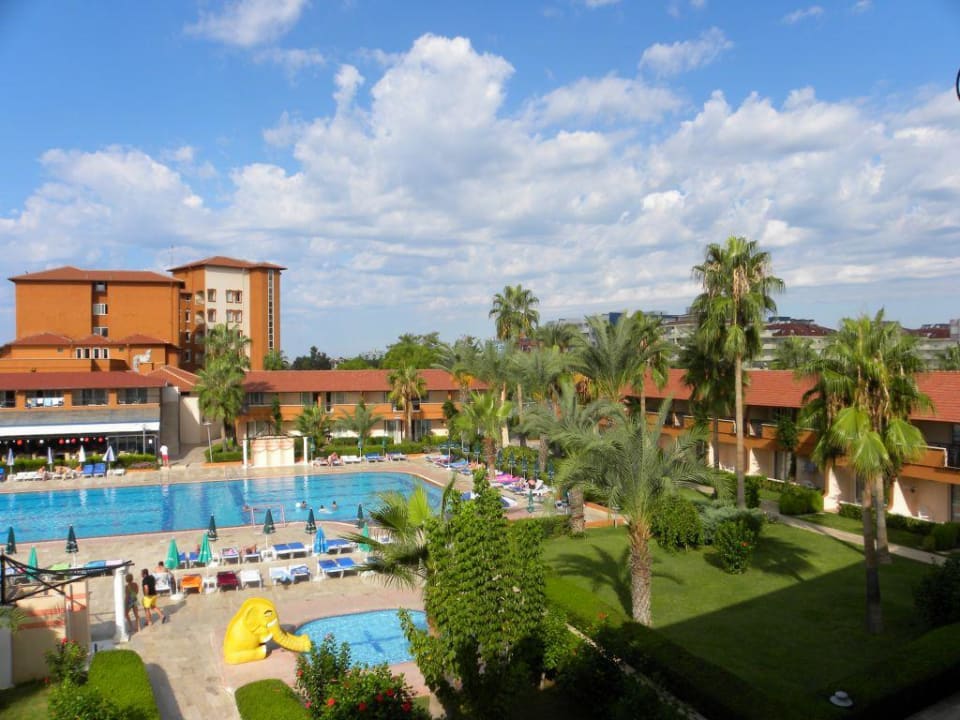 Widok na basen hotelowy Club Turtas Beach Hotel