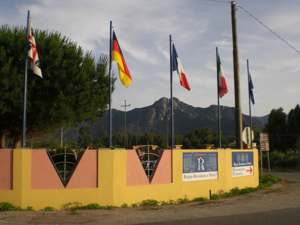 Blick von der Straße Rejna Residence Hotel