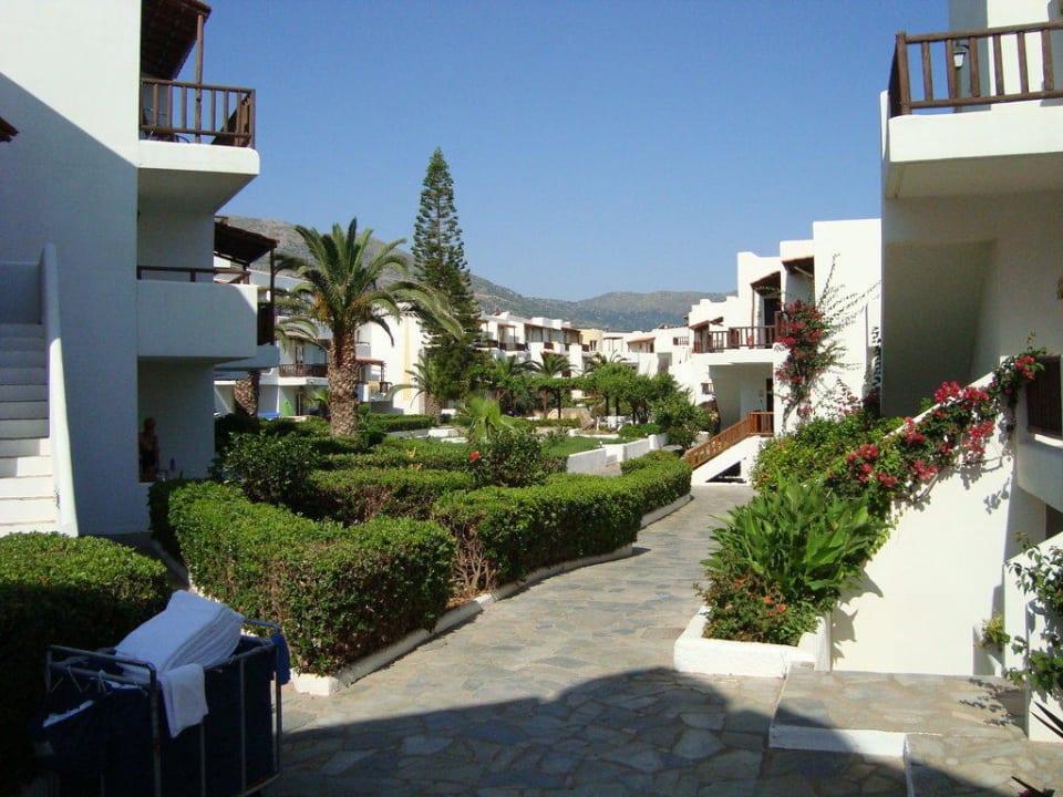 Blick in den Innenhof Alexander Beach Hotel & Village Resort