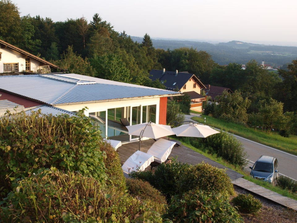 Schwimmbad und Garten Thula Wellnesshotel Bayerischer Wald