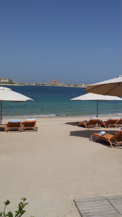 Genügend Liegen für alle Anantara The Palm Dubai Resort