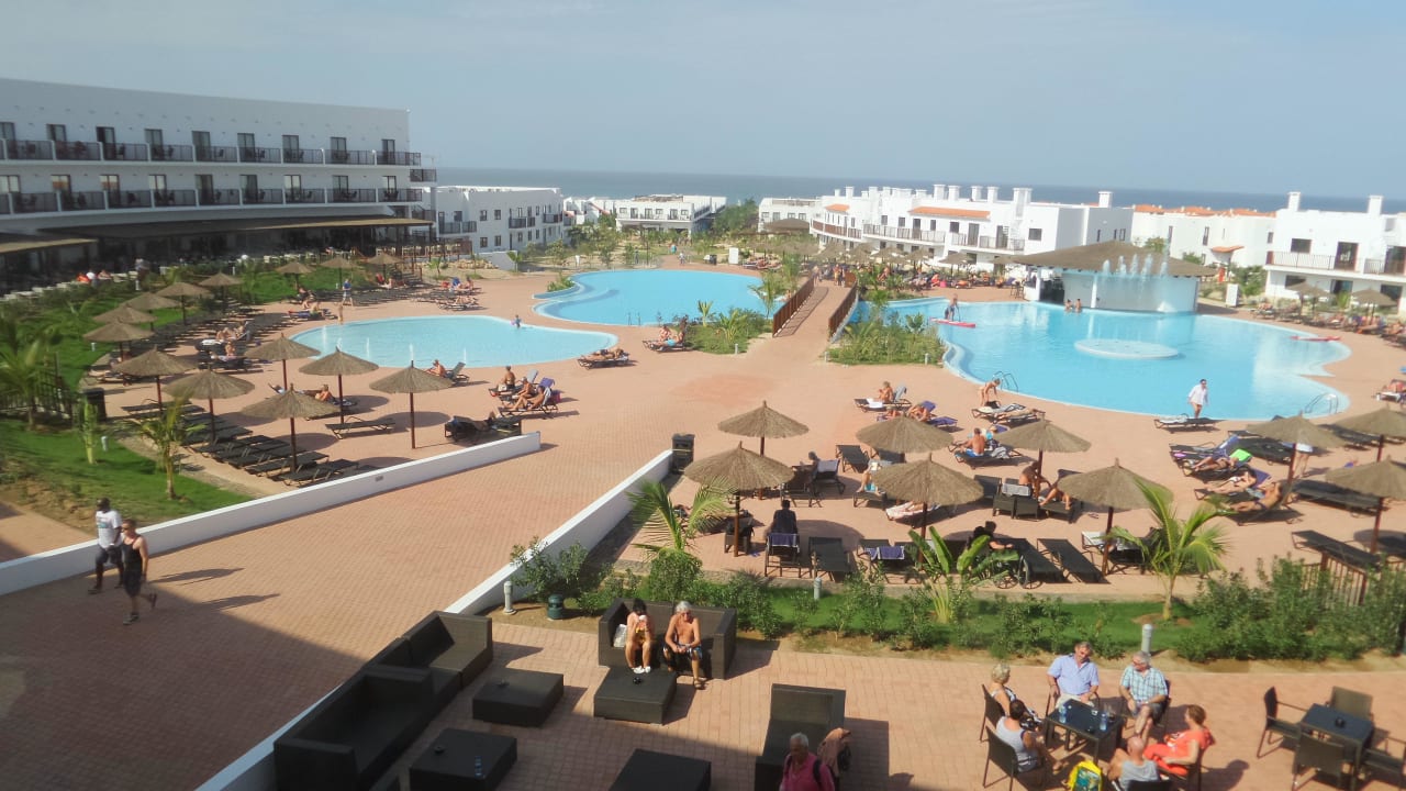 LobbyPool mitte, links Buffet-Restaurant-Schlauch Meliá Dunas Beach Resort & Spa