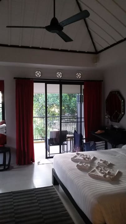 Bett und Balkon  Moracea by Khao Lak Resort