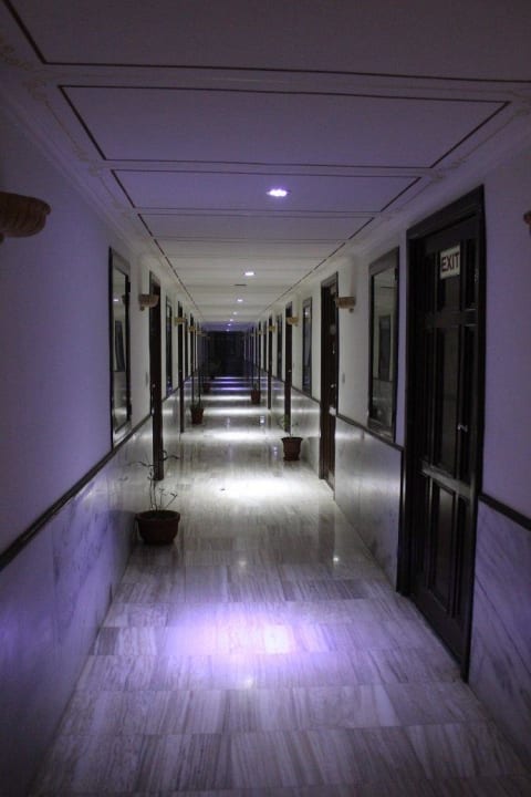 Flur zu Zimmern im Hauptgebäude Hotel Fort Rajwada