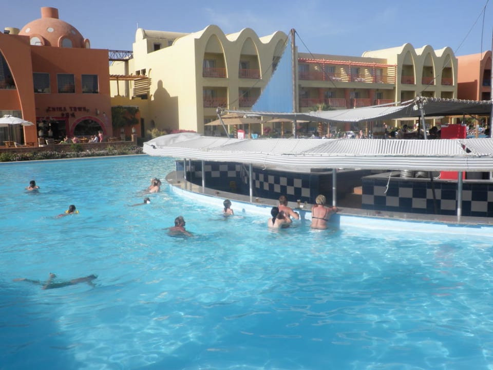 Бар у бассейна Titanic Beach Spa & Aqua Park