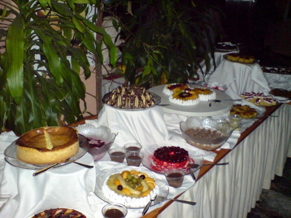 Buffet mit Nachtisch (hier nur ein kleiner Teil) Hotel Miramare Beach