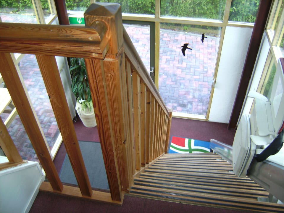 Blick vom 1. Obergeschoß nach unten, rechts Lift Hotel De Oude Smidse