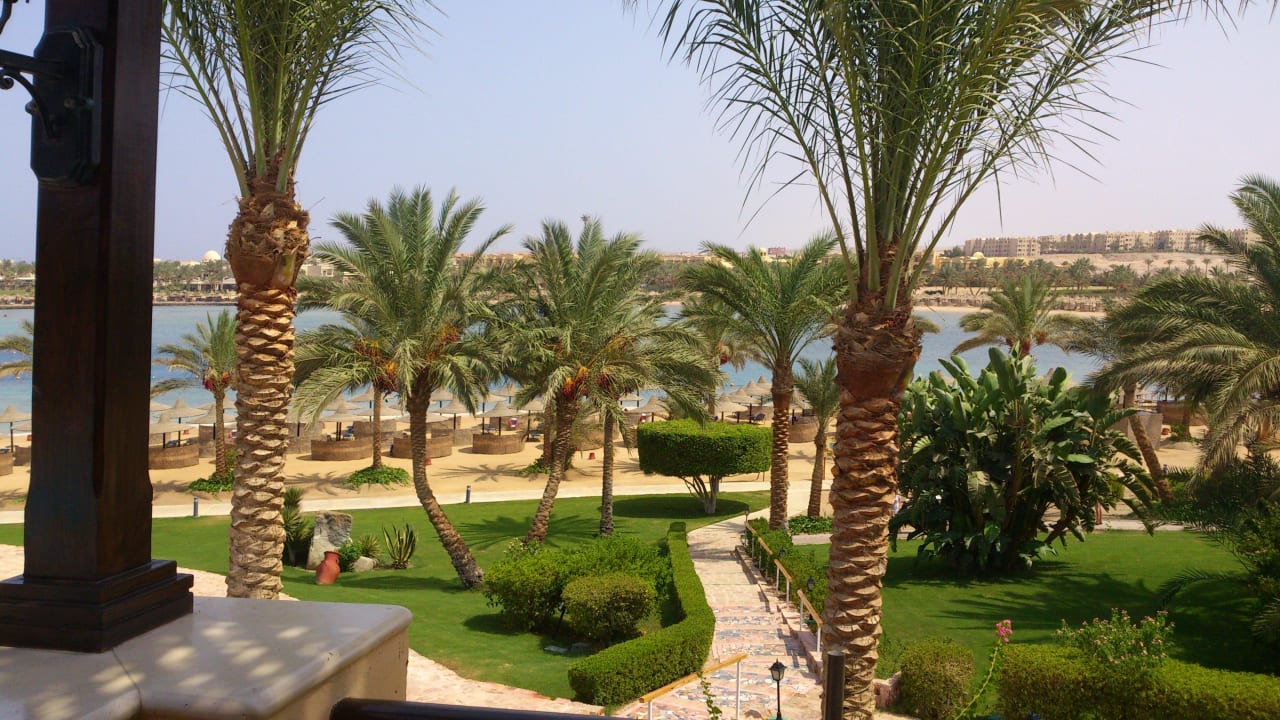 Ausblick durch den Garten auf den Strand Steigenberger Coraya Beach - Adults only