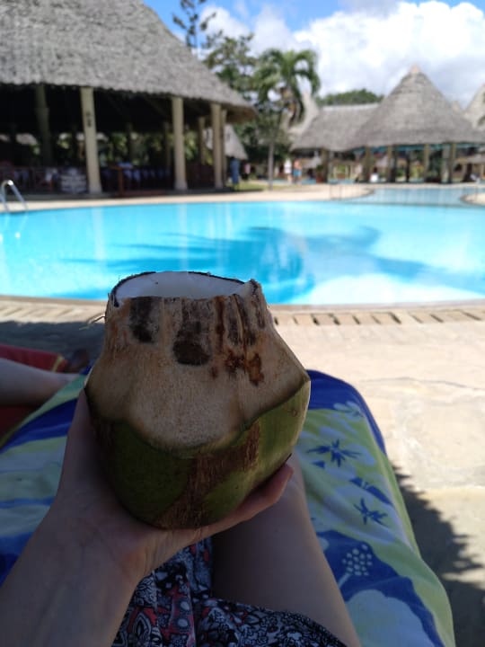 Kokosnuss mit Pool Neptune Paradise Beach Resort & Spa