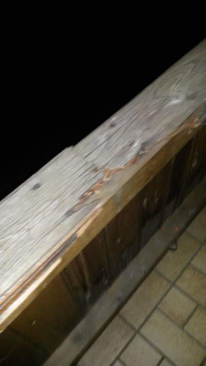 Am Balkon kaputtes Geländer Hotel Bergland-Hof