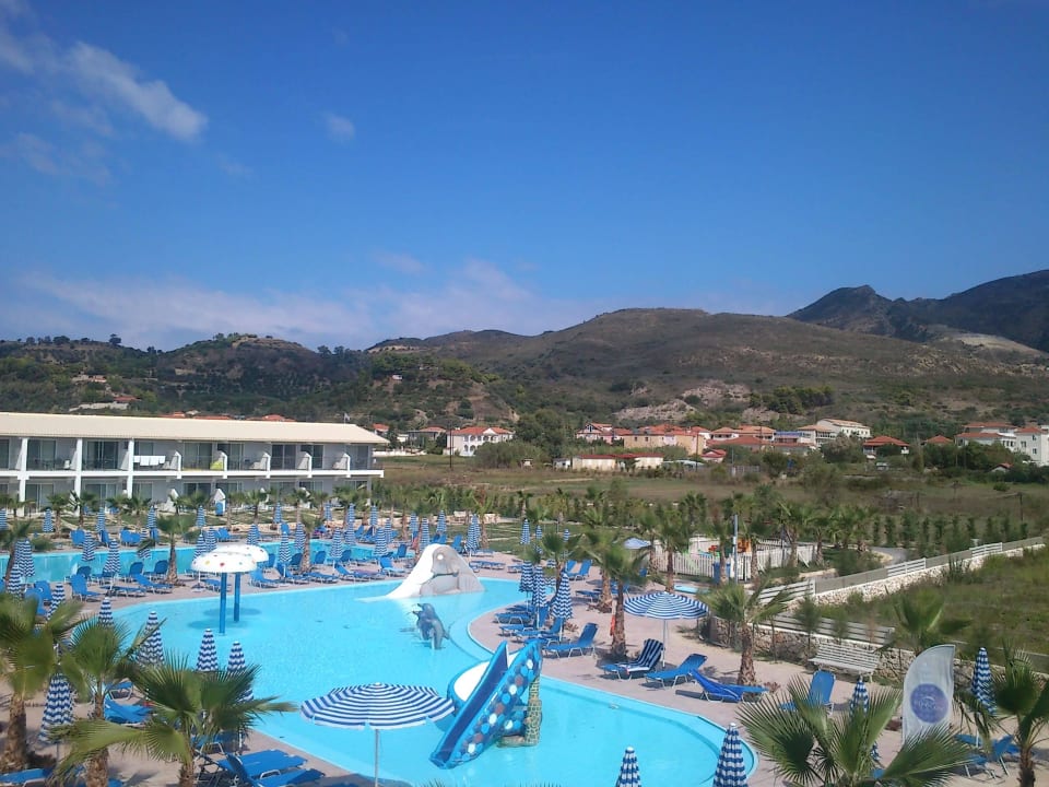 Basen - widok z tarasu restauracji hotelowej Caretta Island Hotel