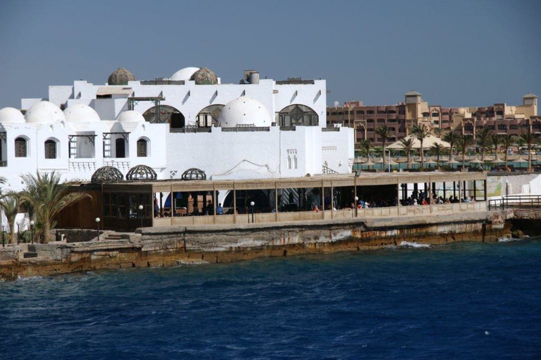 Blick vom Meer auf das Restaurant Arabella Azur Resort