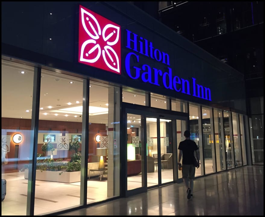 Hoteleingang Hilton Garden Inn Frankfurt Airport