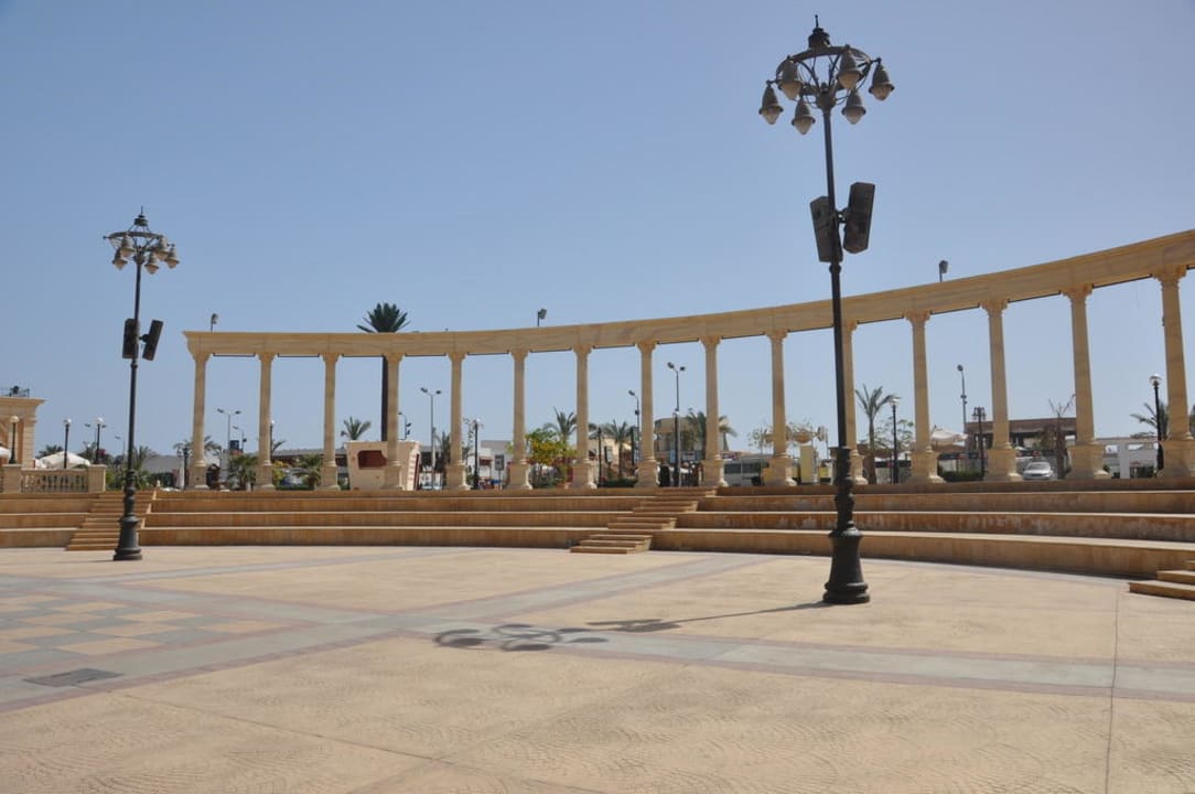 Итальянская улица вблизи отеля Safir Sharm Waterfalls Resort