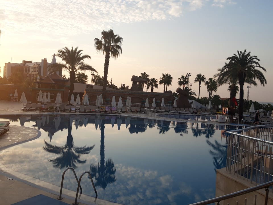 Pool Kamelya Aishen Club