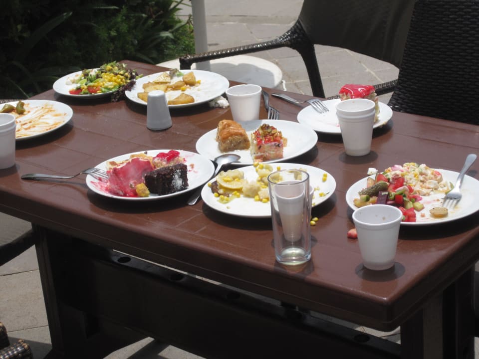 Personal räumt nach 3 Std. nicht ab  Senza Sunset Beach Hotel