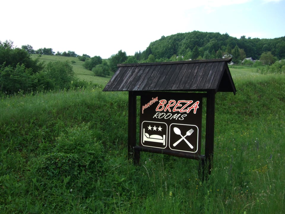 Diesen Schildern folgen Pension Breza