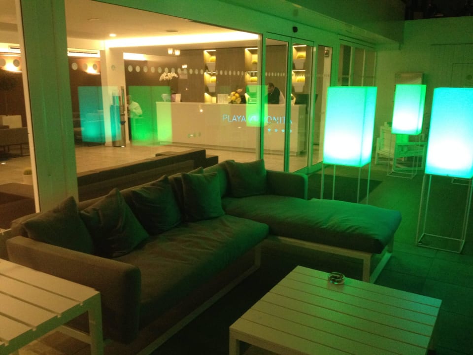 Sitzmöglichkeit am Eingang Servatur Playa Bonita