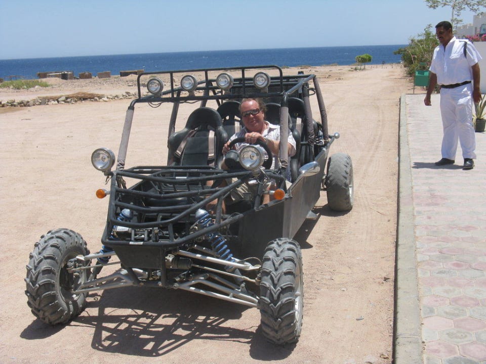 Leih Buggy vor dem Hotel Happy Life Village