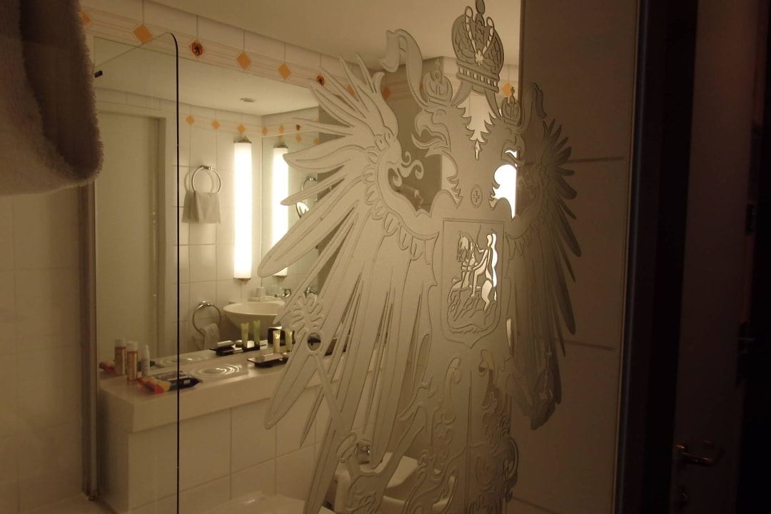 Wappenfenster zum Bad Best Western Premier Grand Hotel Russischer Hof