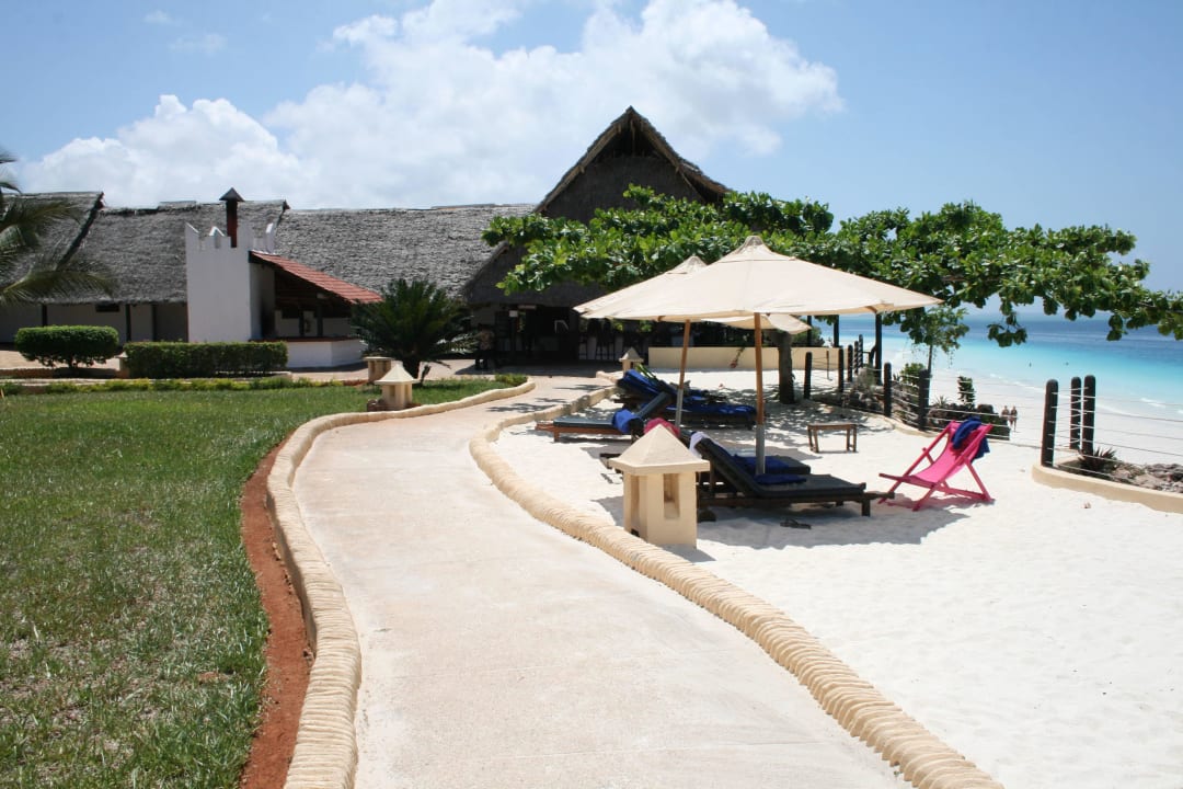 Schmaler Hotelstrand Richtung Restaurant Royal Zanzibar Beach Resort