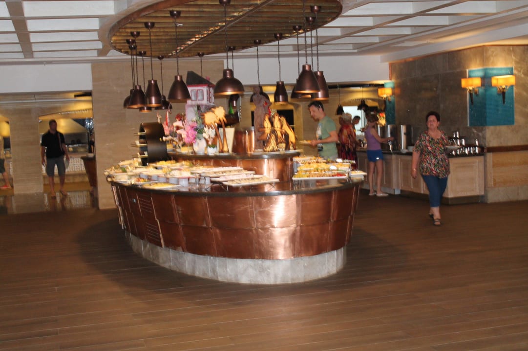 Buffet mit leckeren Kleinigkeiten und Desserts Megasaray Club Belek