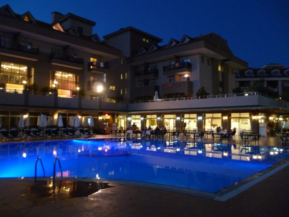 Nachts am Pool Hane Family Resort