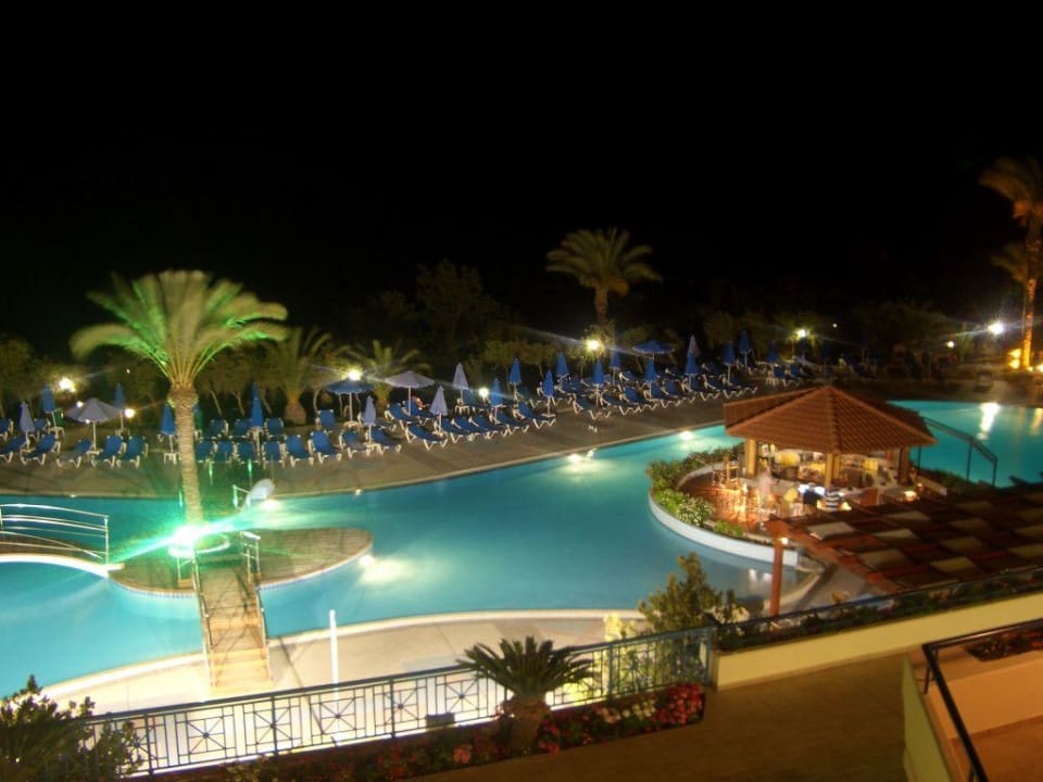 Blick auf das Swimmingpool und Pool-Bar Rodos Princess Beach Hotel & Spa