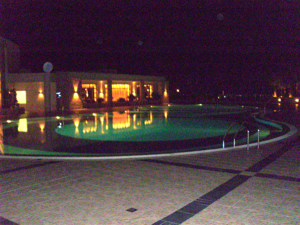 Pool und Haupthaus Grand Hotel Holiday Resort