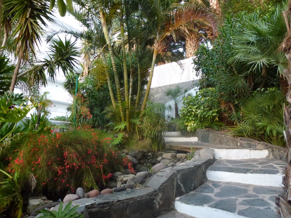 Weg zum unteren Pool allsun Hotel Lucana