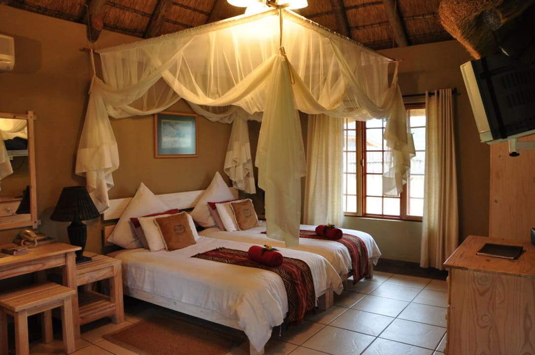 Großzügige Zimmer im afrikanischen Stil Hotel Frans Indongo Lodge