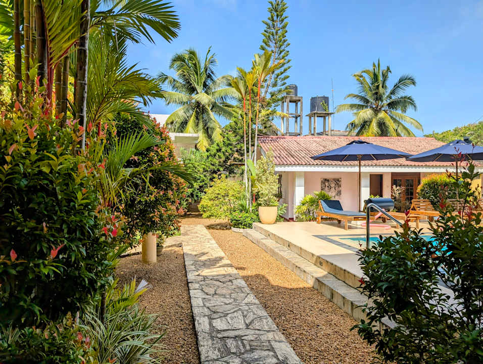 Gartenanlage Sky and Sand Guesthouse