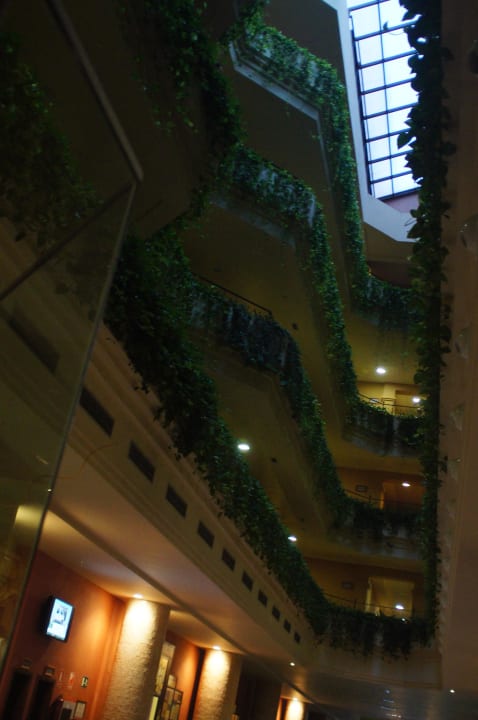 Innnenhof (lautes) Haupthaus Playacanela Hotel