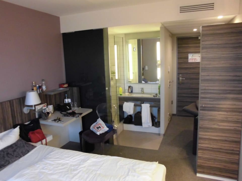 Bett und Duschecke Premier Inn Nürnberg City Nordost