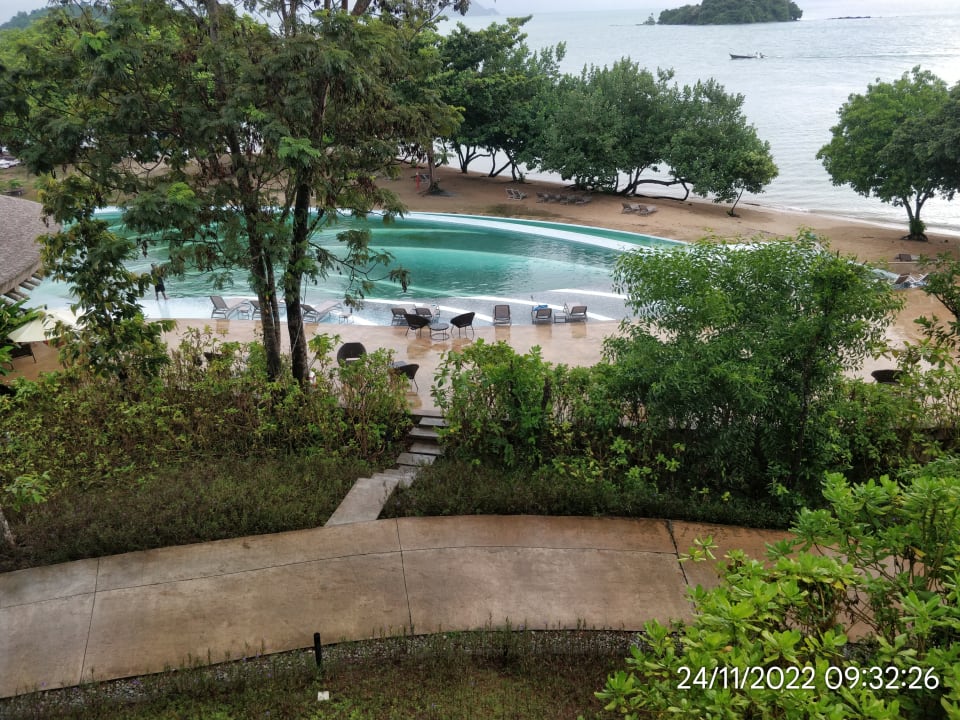Pool Island Escape Burasari