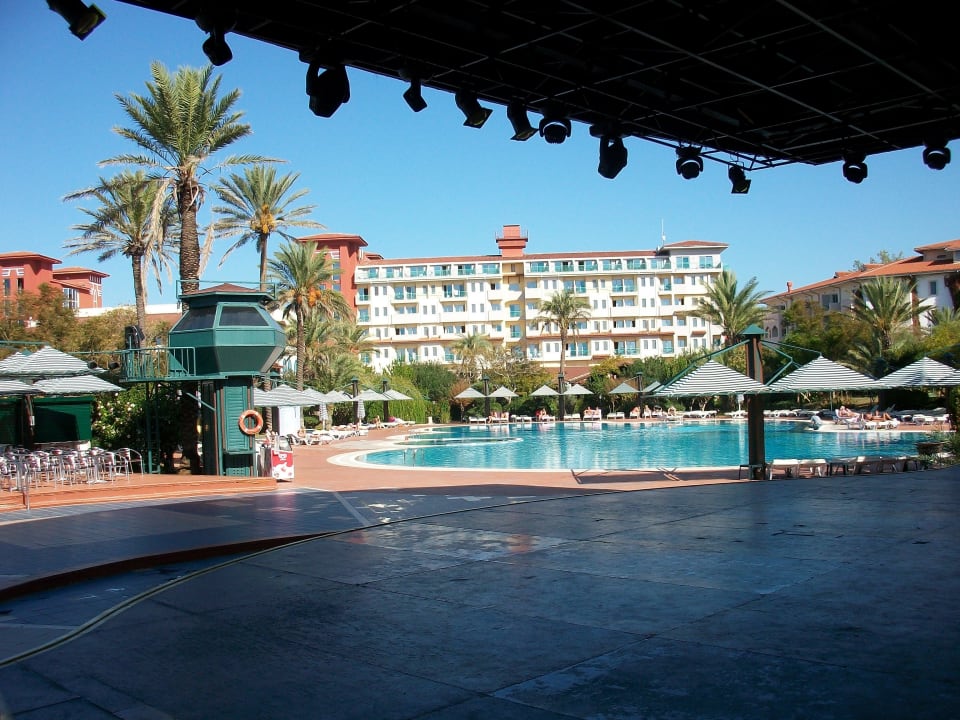 Pool mit Blick auf Block B Belconti Resort Hotel