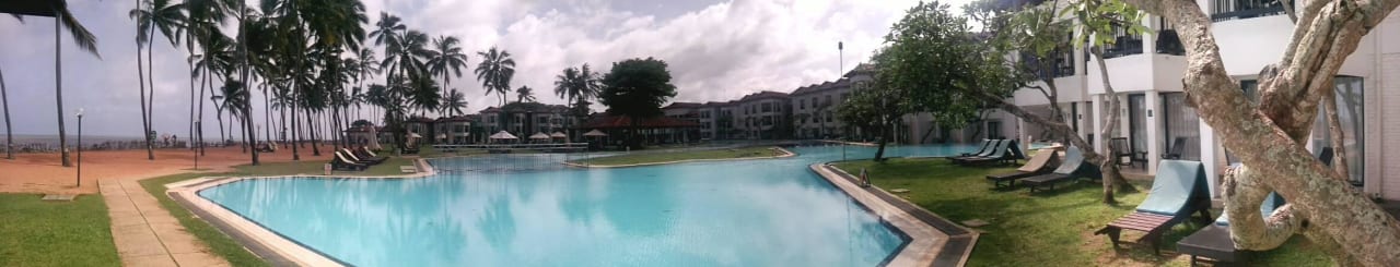 Grosser Pool Club Hotel Dolphin