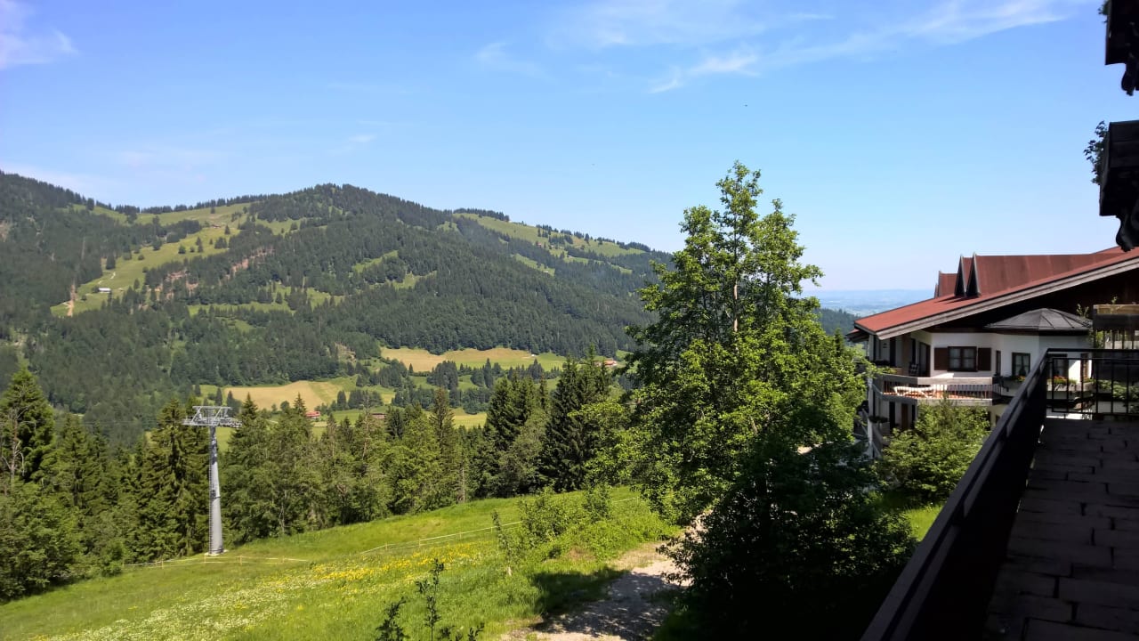 Ausblick vom Balkon hinter dem Pool Familotel Allgäuer Berghof