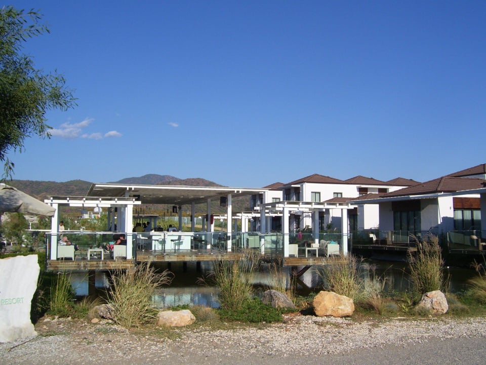 Blick vom Strand auf schwebende Bar und Fam.Zimmer Jiva Beach Resort
