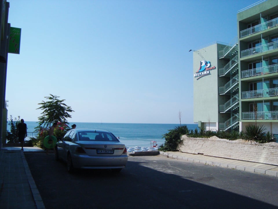 Před hotelem Hotel Bilyana Beach