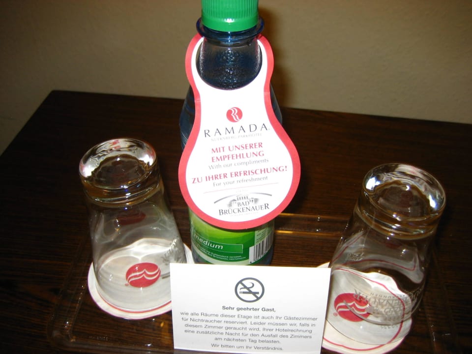 Eine Flasche Wasser gratis Ramada Nürnberg Parkhotel