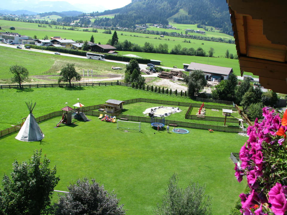 Der Blick auf die große Spielwiese Babyhotel Babymio
