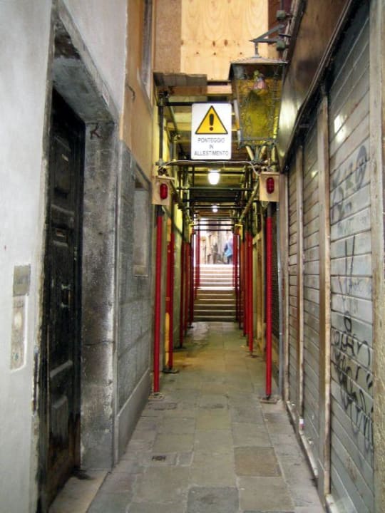 Gasse am Hotel Hotel Becher