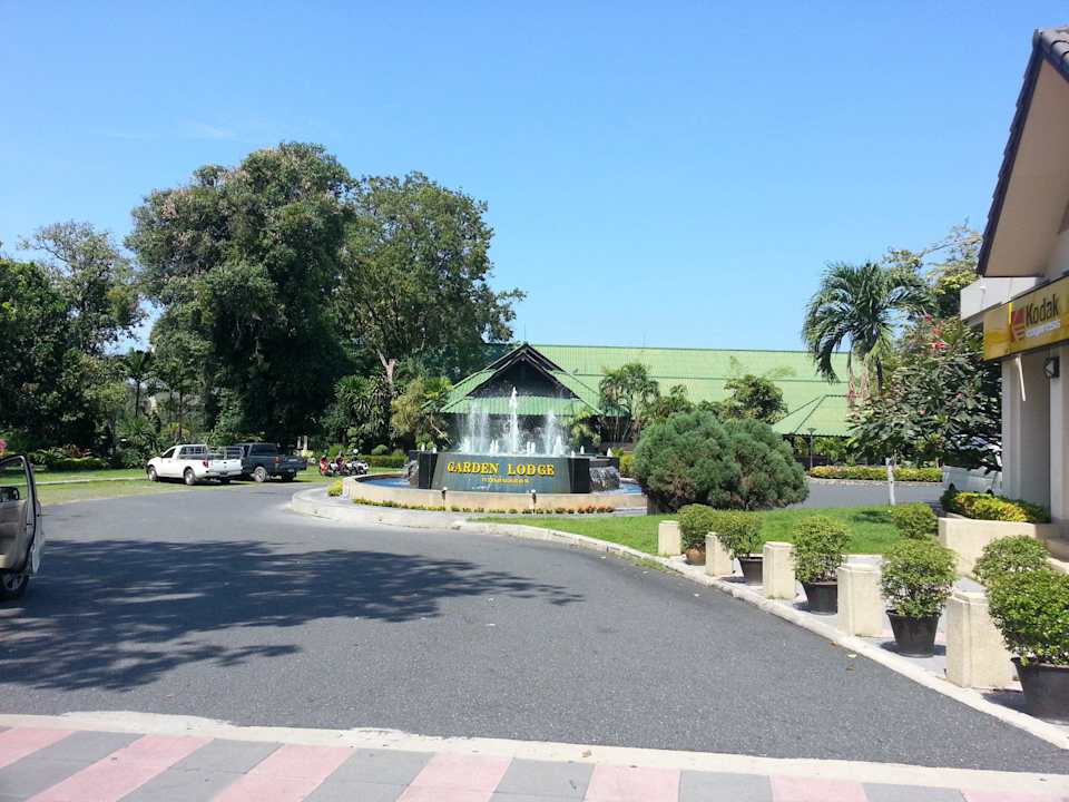 Saubere Einfahrt mit Brunnen Hotel Garden Lodge