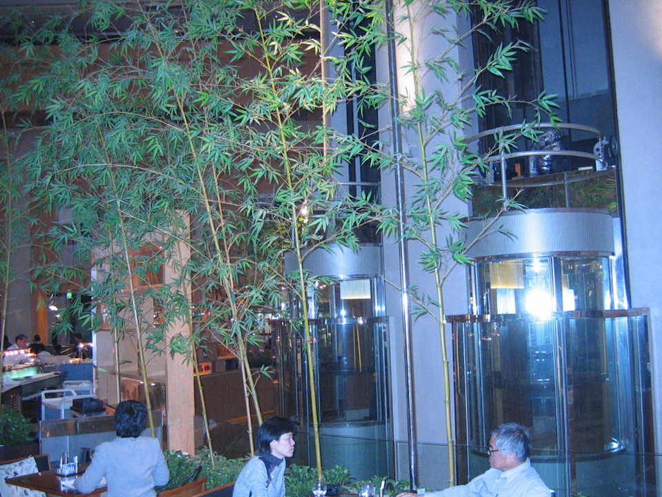 Glasaufzüge im Atrium Sheraton Grande Taipei Hotel